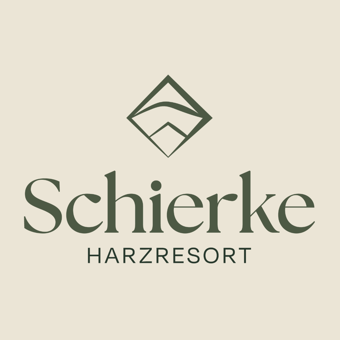 Logo mit einem grünen geometrischen Bergsymbol über dem Schriftzug Schierke in großer Schrift und HARZRESORT in kleineren Großbuchstaben, alles auf hellbeigem Hintergrund.