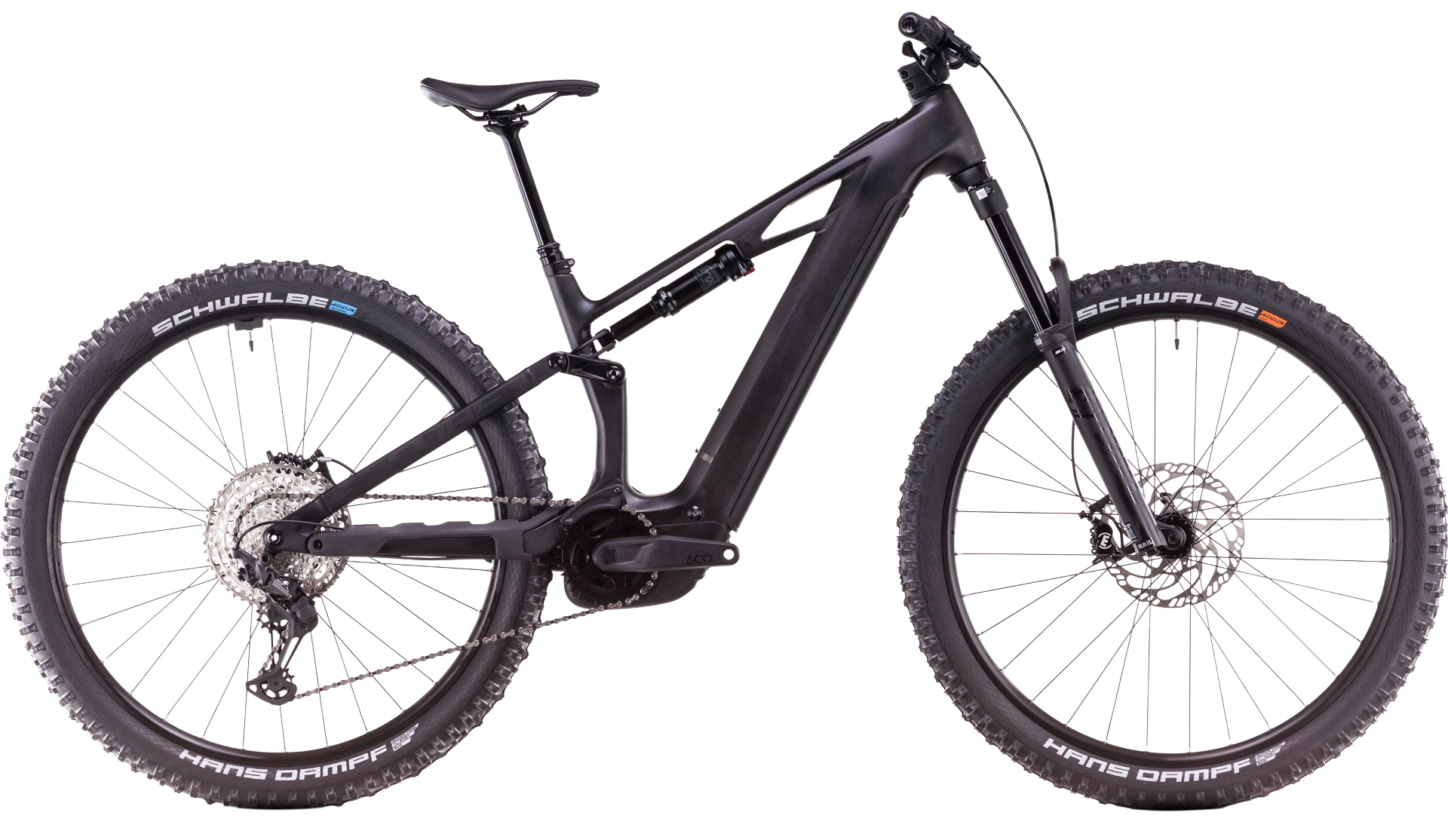 synqup_802400_360I_00_1920x1920 Ein schwarzes, vollgefedertes Elektro-Mountainbike mit dicken Stollenreifen, Scheibenbremsen und einem zentralen, am Rahmen montierten Motor, in der Seitenansicht auf weißem Hintergrund.