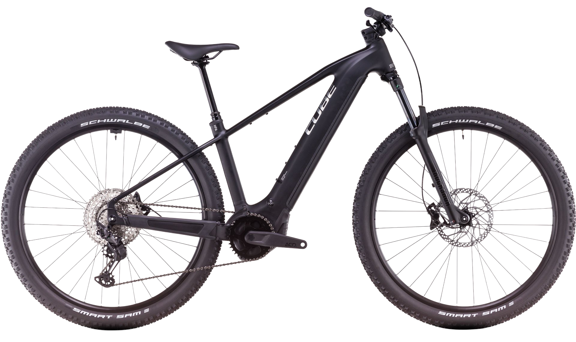 synqup_808400_360I_00_1920x1920 Ein mattschwarzes Cube-Elektro-Mountainbike mit dicken Reifen, Vorderradfederung, Scheibenbremsen und integriertem Akku am Unterrohr, dargestellt in einer Seitenprofilansicht vor weißem Hintergrund.