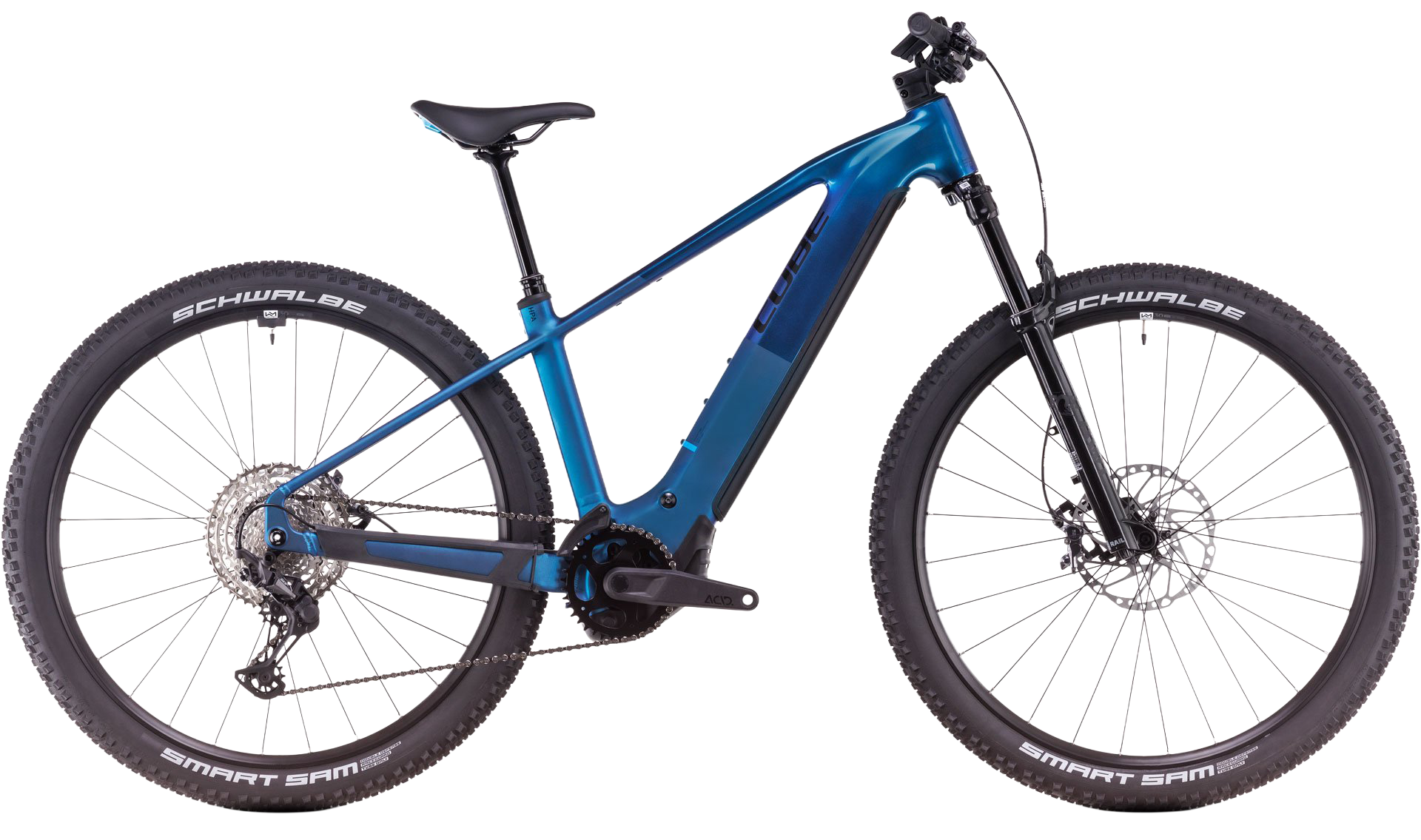 synqup_808610_360I_00_1920x1920 (1) Ein blaues Elektro-Mountainbike mit dicken Reifen, Federgabel und einer im Rahmen eingebauten Batterie; dargestellt in Profilansicht auf weißem Hintergrund.