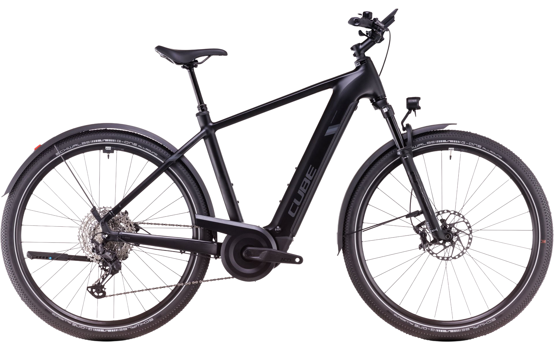 synqup_810400_360I_00_1920x1920 Ein mattschwarzes elektrisches Mountainbike mit dicken Reifen, Vorderradfederung, Scheibenbremsen, einem hinteren Schutzblech und dem Schriftzug "CUBE" auf dem Rahmen, fotografiert von der Seite auf einem weißen Hintergrund.